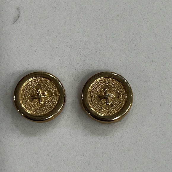 Avon Vintage Set of 2 Button Covers. Clip over cuff buttons. Gold tone. - Picture 3 of 6